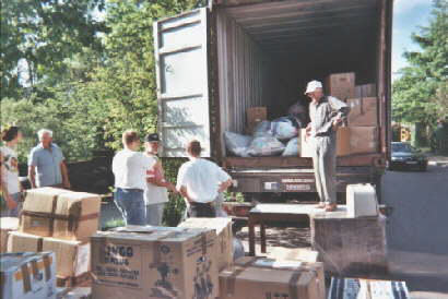 In einen berseecontainer kommen ca. 60 Kubikmeter Hilfssendungen. Die Transportzeit betrgt etwa 2 Monate.