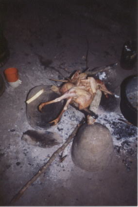 Ein Huhn wird fr das Essen vorgereitet.     Ein Grillhhnchen der besonderen Art.